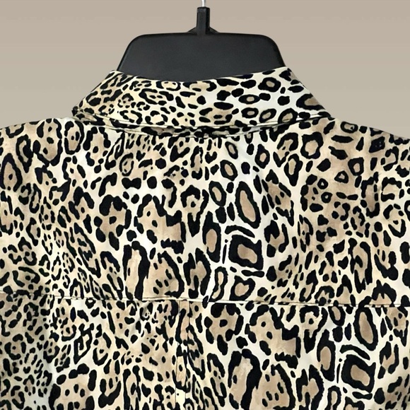 Chico's No Iron Cheetah Animal Print Shirt-Tunic Size Small Top Leopard Buttonup - Picture 7 of 8